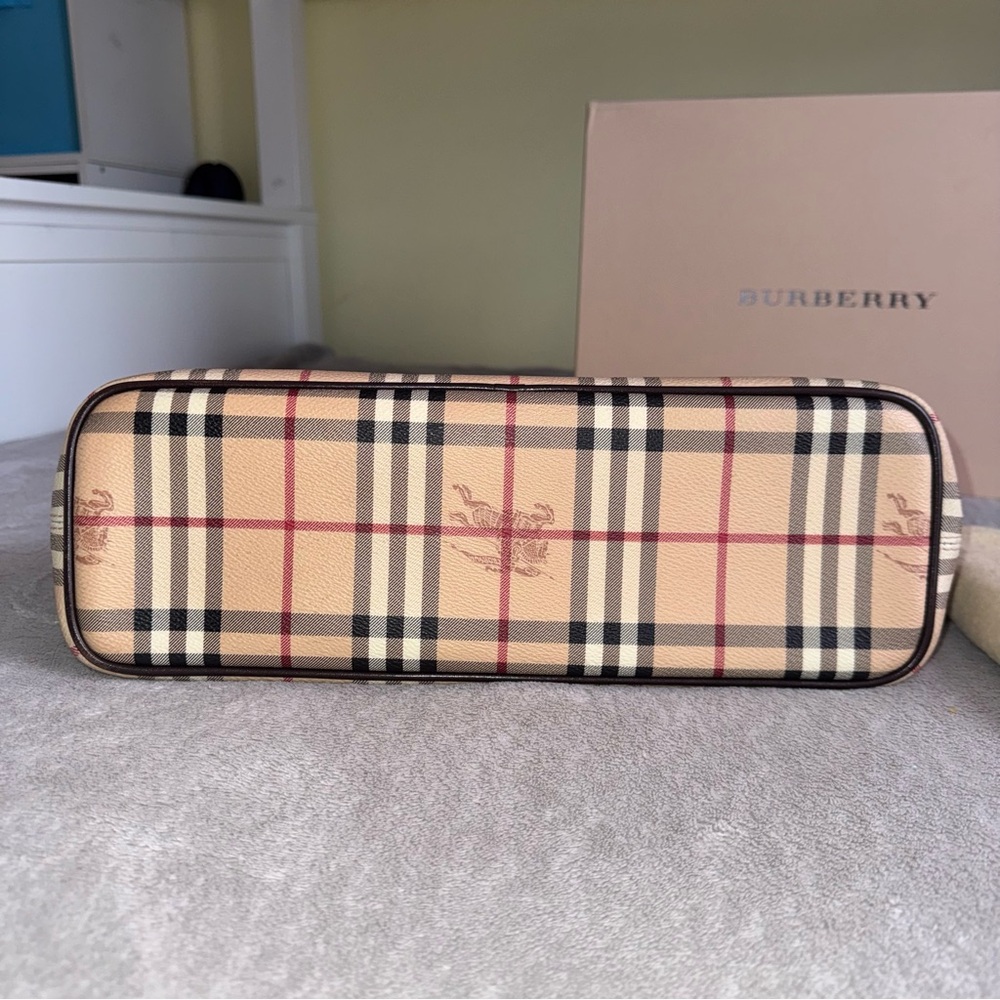 Burberry Haymarket Check tote in brown witb bhrberry box and burberry dust bag - Picture 14 of 14